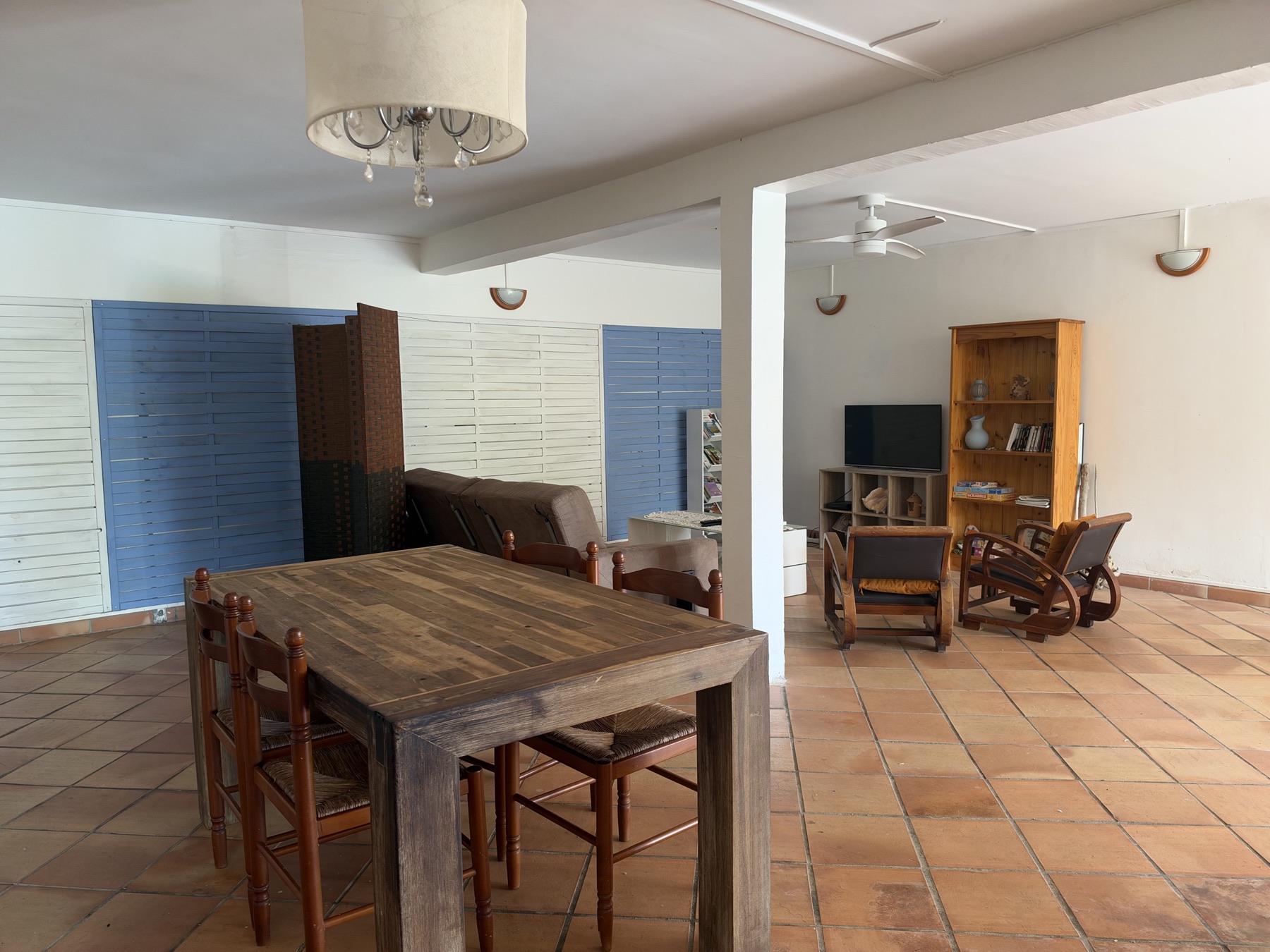 Grand salon avec coin repas et canapé-lit