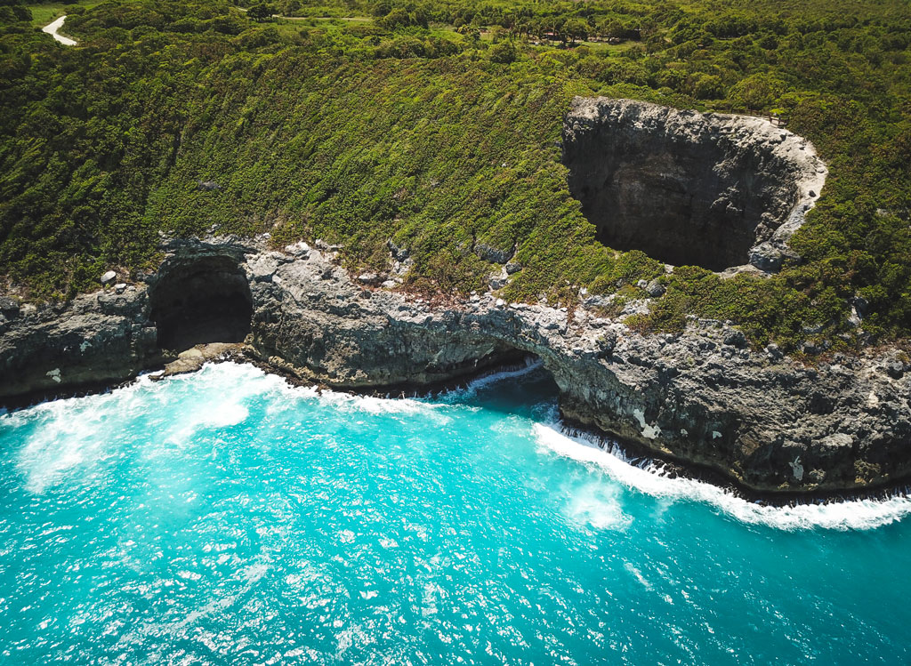 Vue aérienne des falaises et de la mer turquoise à Marie-Galante